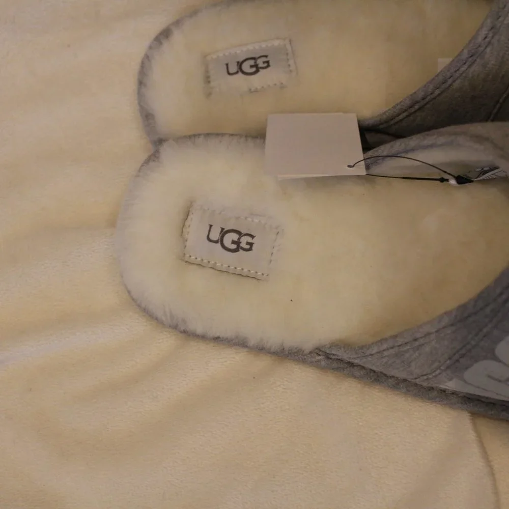 UGG‎ MEN'S SCUFF LOGO BANDED GRAY WHITE SLIPPERS NEW